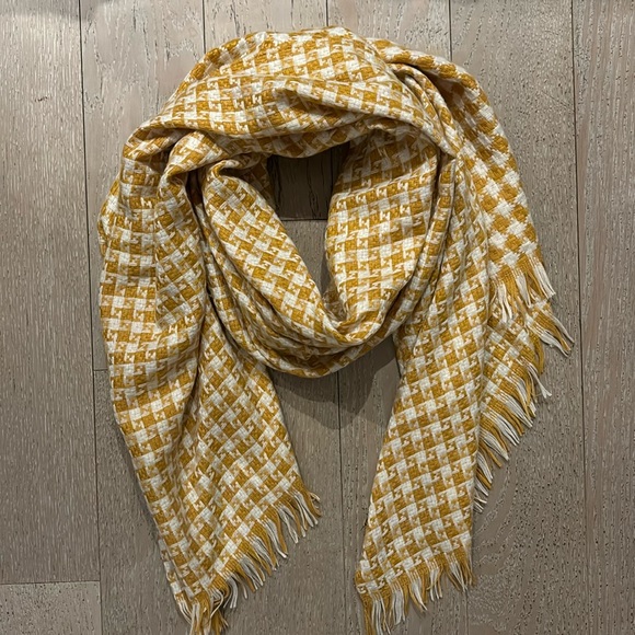 Yellow houndstooth print scarf - Picture 5 of 10
